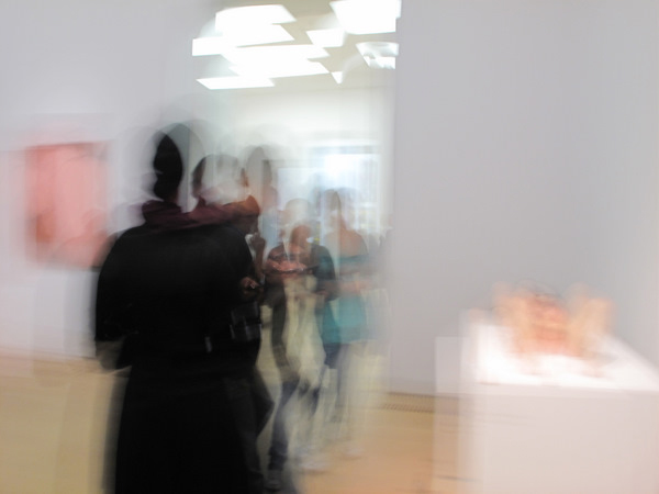 Besuchergruppe im Museum vor der Arbeit von Ron Muecks Mother and Child