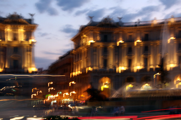 Nachts am Brunnen auf der Piazza della Repubblica mit dem Hotel Excedra