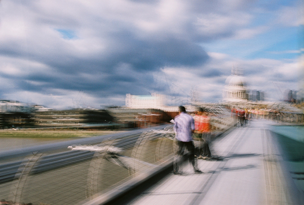 Millenium Bridge London, gebaut 2000 von Foster and Partners. Blick von der Tate Modern zu St. Pauls, von Southwark auf der Südseite nach der City of London